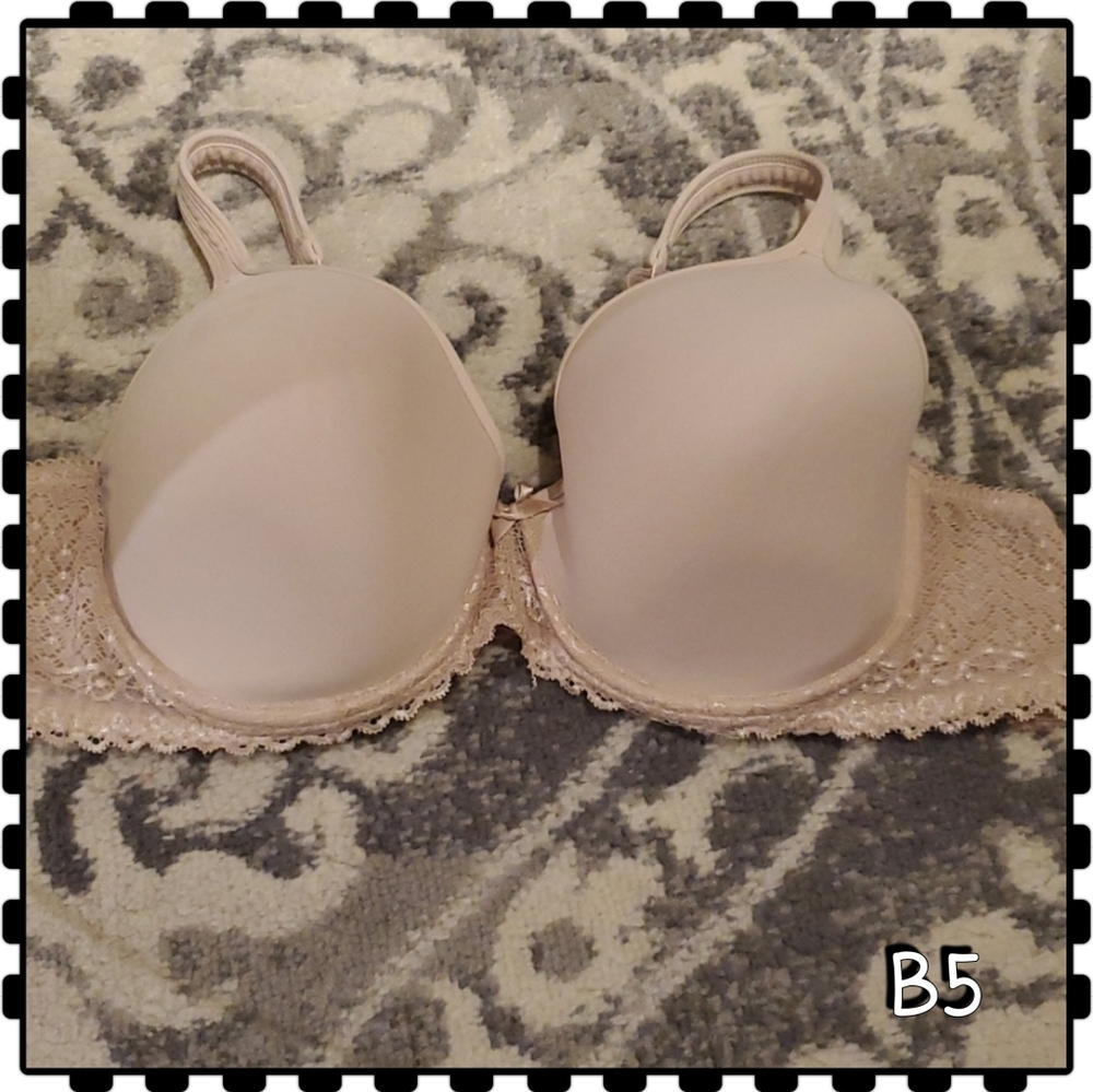 Naturally close women's bra with flaw